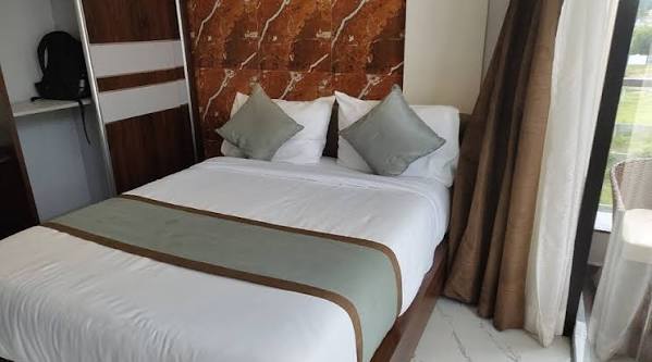 silver cloud hotel bangalore escorts